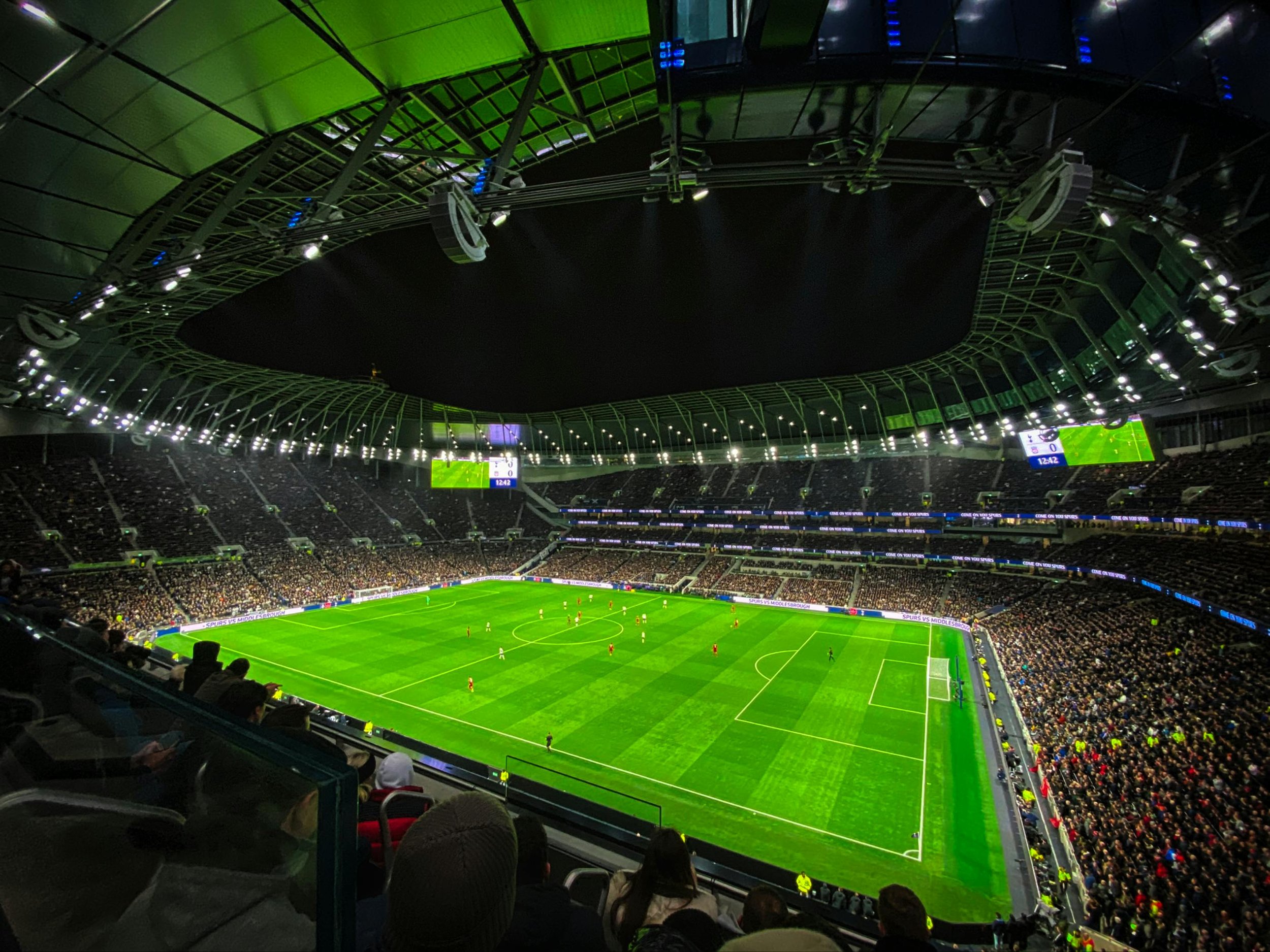Estádio de futebol iluminado durante uma partida